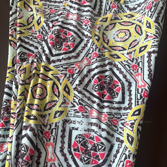 LuLaRoe soft one size leggings with great design - Picture 4 of 5